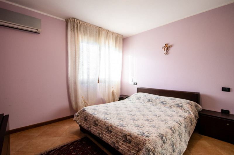 Proponiamo un’intera bifamiliare in orizzontale situata in una tranquilla zona residenziale di Ab...