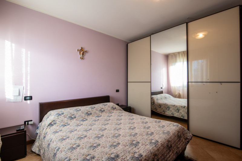 Proponiamo un’intera bifamiliare in orizzontale situata in una tranquilla zona residenziale di Ab...