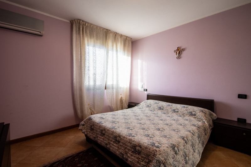 Proponiamo un’intera bifamiliare in orizzontale situata in una tranquilla zona residenziale di Ab...