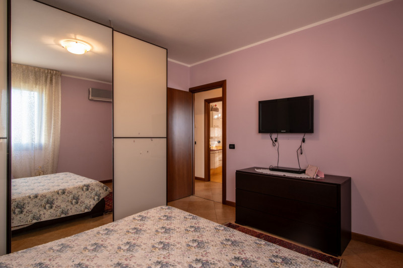 Proponiamo un’intera bifamiliare in orizzontale situata in una tranquilla zona residenziale di Ab...