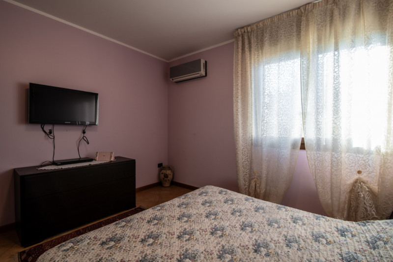 Proponiamo un’intera bifamiliare in orizzontale situata in una tranquilla zona residenziale di Ab...