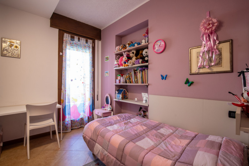 Proponiamo un’intera bifamiliare in orizzontale situata in una tranquilla zona residenziale di Ab...