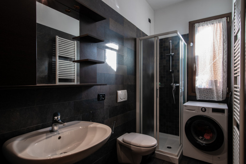 Proponiamo un’intera bifamiliare in orizzontale situata in una tranquilla zona residenziale di Ab...