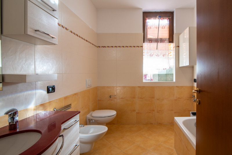 Proponiamo un’intera bifamiliare in orizzontale situata in una tranquilla zona residenziale di Ab...