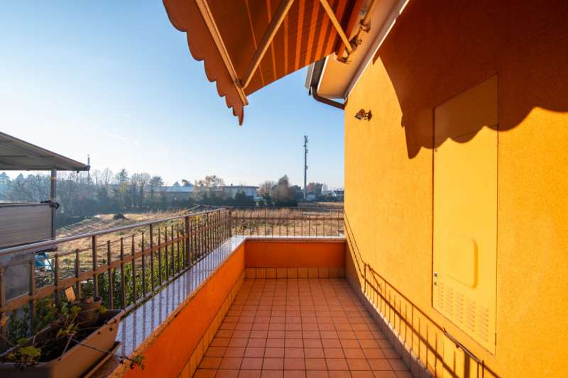 Proponiamo un’intera bifamiliare in orizzontale situata in una tranquilla zona residenziale di Ab...