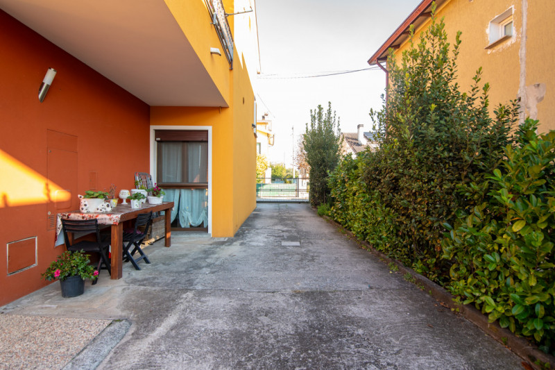 Proponiamo un’intera bifamiliare in orizzontale situata in una tranquilla zona residenziale di Ab...