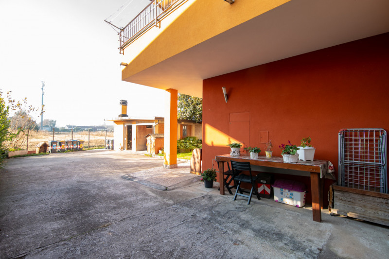 Proponiamo un’intera bifamiliare in orizzontale situata in una tranquilla zona residenziale di Ab...