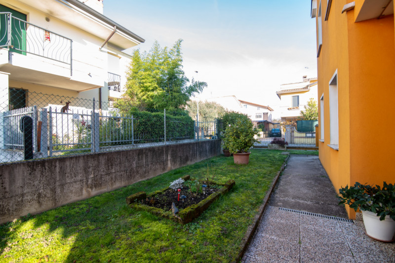 Proponiamo un’intera bifamiliare in orizzontale situata in una tranquilla zona residenziale di Ab...