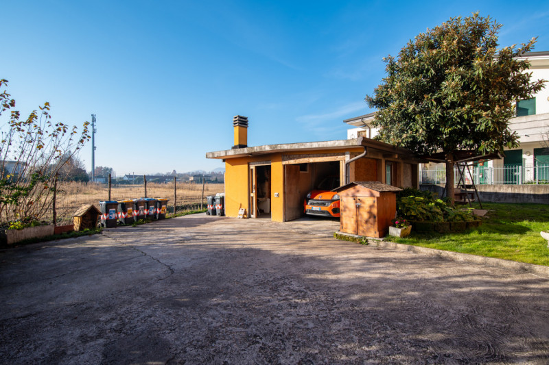 Proponiamo un’intera bifamiliare in orizzontale situata in una tranquilla zona residenziale di Ab...