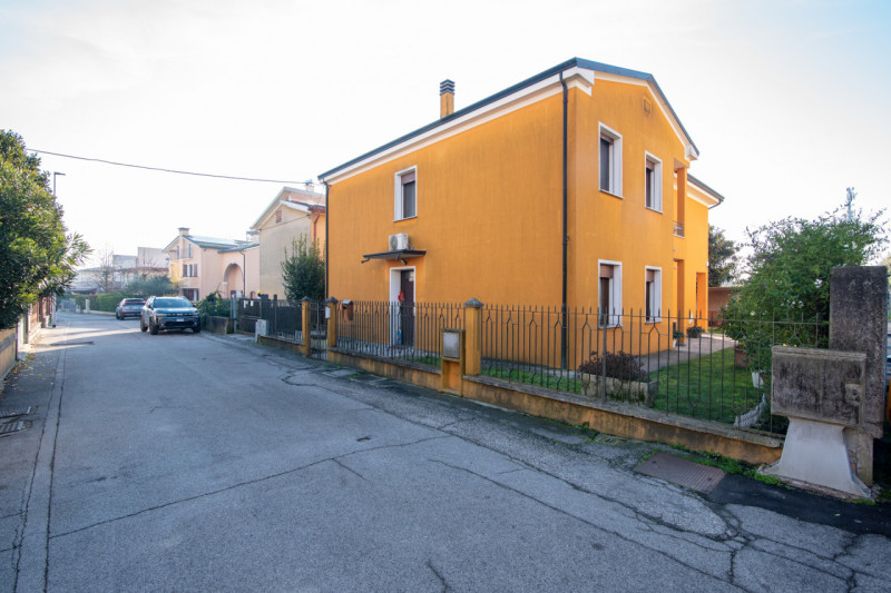 Proponiamo un’intera bifamiliare in orizzontale situata in una tranquilla zona residenziale di Ab...