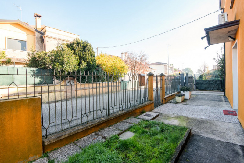 Proponiamo un’intera bifamiliare in orizzontale situata in una tranquilla zona residenziale di Ab...