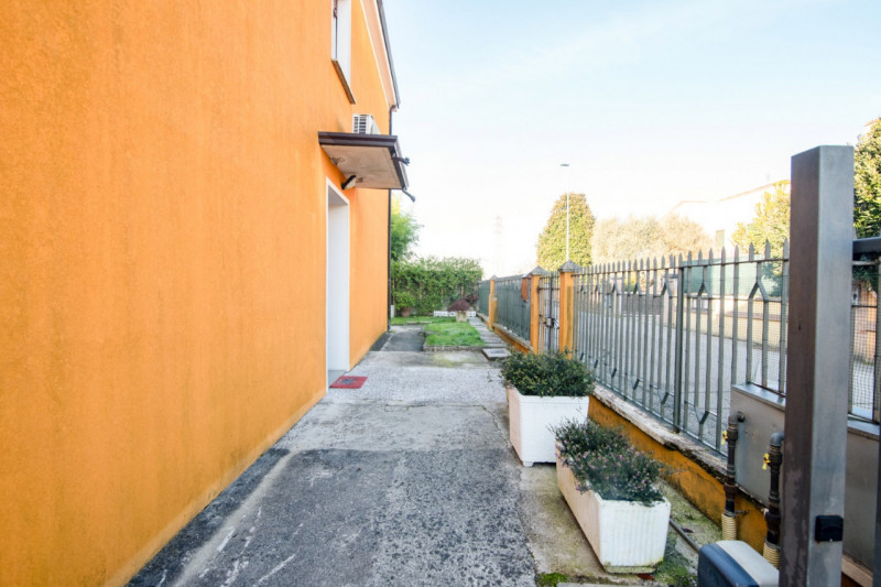 Proponiamo un’intera bifamiliare in orizzontale situata in una tranquilla zona residenziale di Ab...