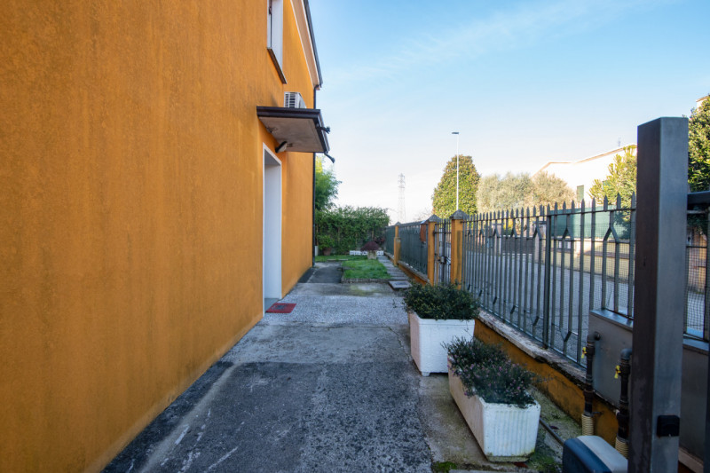 Proponiamo un’intera bifamiliare in orizzontale situata in una tranquilla zona residenziale di Ab...