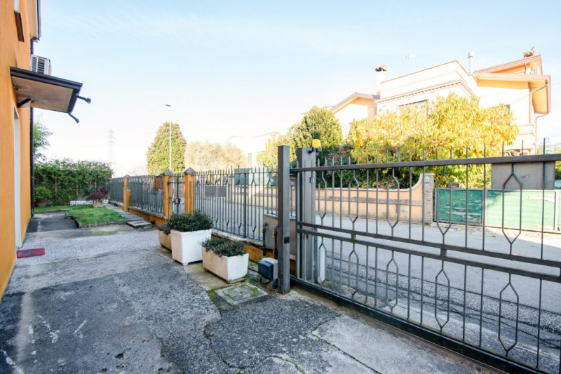 Proponiamo un’intera bifamiliare in orizzontale situata in una tranquilla zona residenziale di Ab...