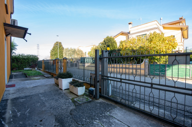 Proponiamo un’intera bifamiliare in orizzontale situata in una tranquilla zona residenziale di Ab...