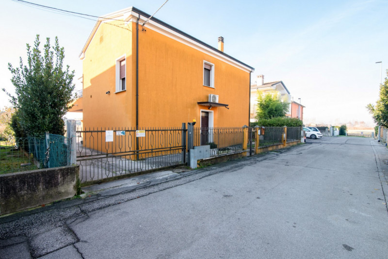 Proponiamo un’intera bifamiliare in orizzontale situata in una tranquilla zona residenziale di Ab...