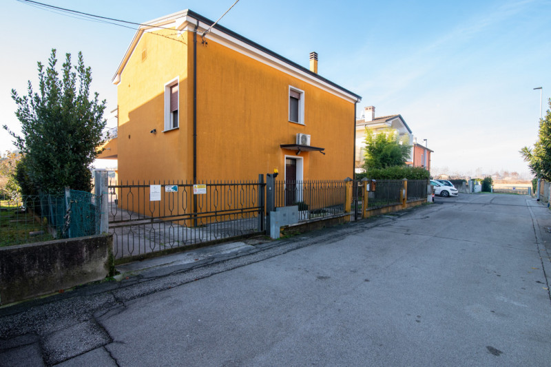 Proponiamo un’intera bifamiliare in orizzontale situata in una tranquilla zona residenziale di Ab...