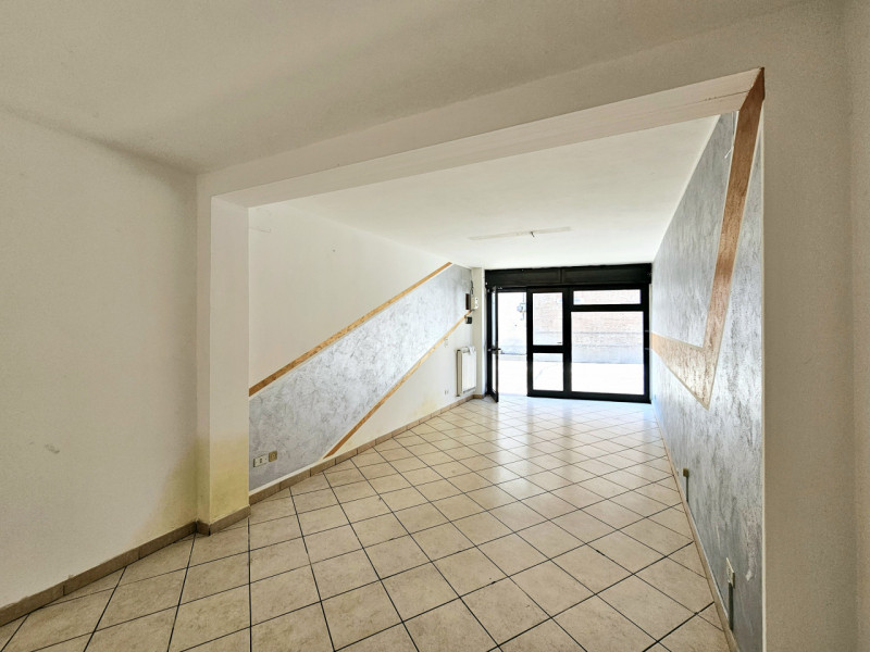 A Borgo Veneto, precisamente nel centro di Saletto, proponiamo in vendita locale commerciale con ...