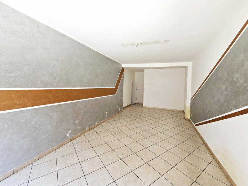 A Borgo Veneto, precisamente nel centro di Saletto, proponiamo in vendita locale commerciale con ...