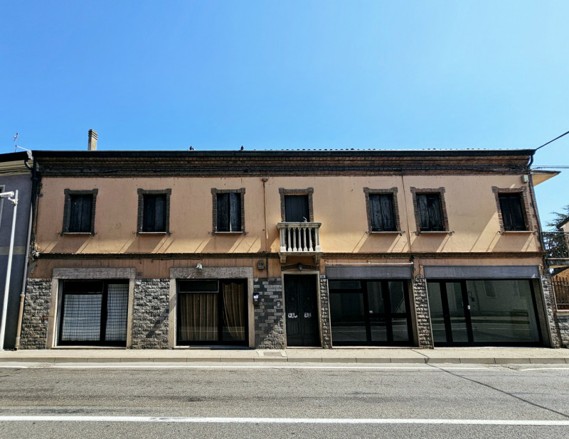 A Borgo Veneto, precisamente nel centro di Saletto, proponiamo in vendita locale commerciale con ...