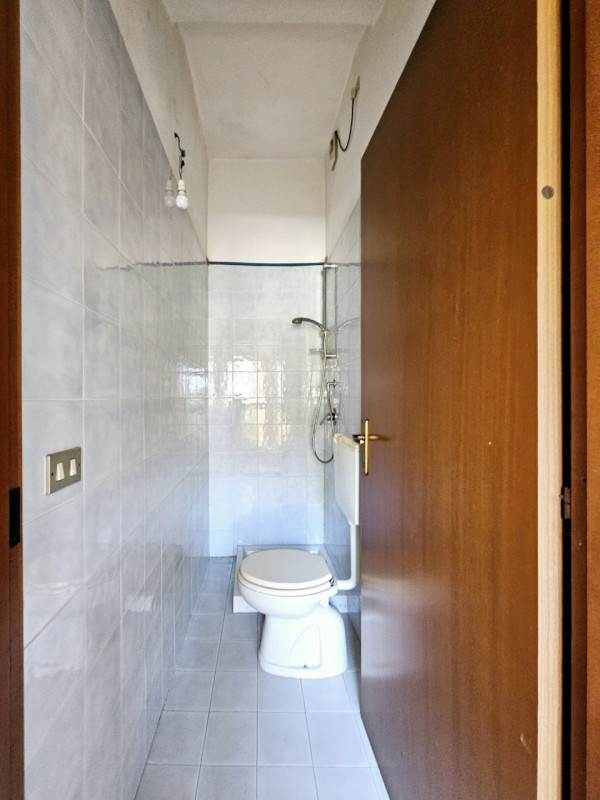 A Borgo Veneto, precisamente nel centro di Saletto, proponiamo in vendita locale commerciale con ...