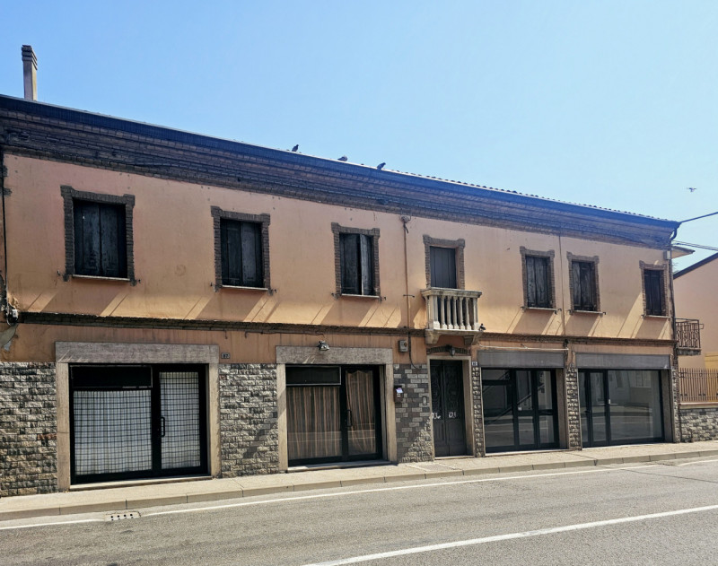 A Borgo Veneto, precisamente nel centro di Saletto, proponiamo in vendita locale commerciale con ...