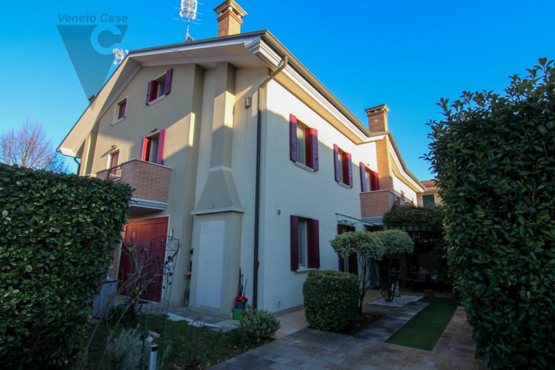 A Piovega di Piove di Sacco è in vendita una porzione di quadrifamiliare di recente costruzione s...