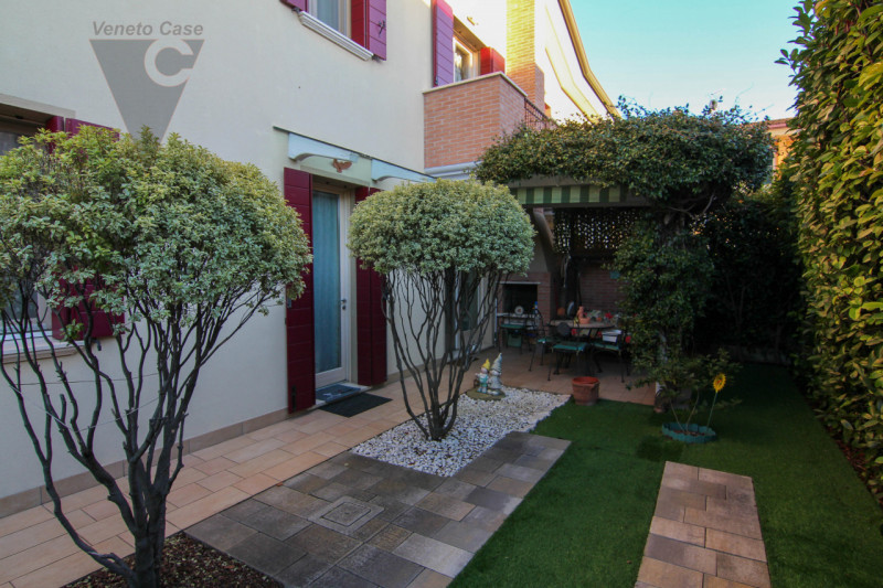 A Piovega di Piove di Sacco è in vendita una porzione di quadrifamiliare di recente costruzione s...