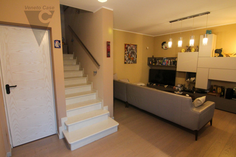 A Piovega di Piove di Sacco è in vendita una porzione di quadrifamiliare di recente costruzione s...