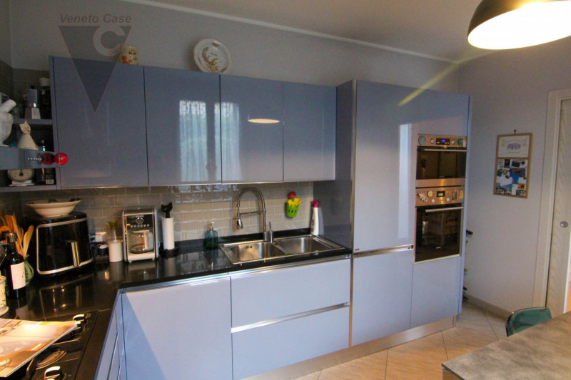 A Piovega di Piove di Sacco è in vendita una porzione di quadrifamiliare di recente costruzione s...