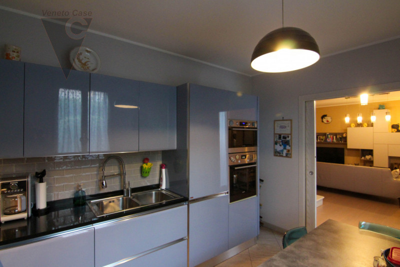 A Piovega di Piove di Sacco è in vendita una porzione di quadrifamiliare di recente costruzione s...