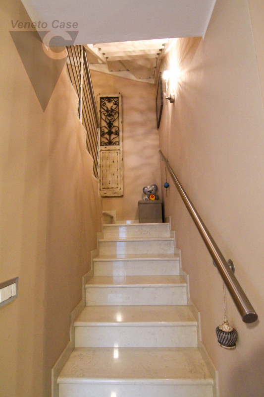 A Piovega di Piove di Sacco è in vendita una porzione di quadrifamiliare di recente costruzione s...