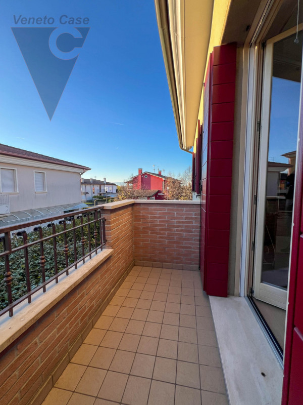 A Piovega di Piove di Sacco è in vendita una porzione di quadrifamiliare di recente costruzione s...