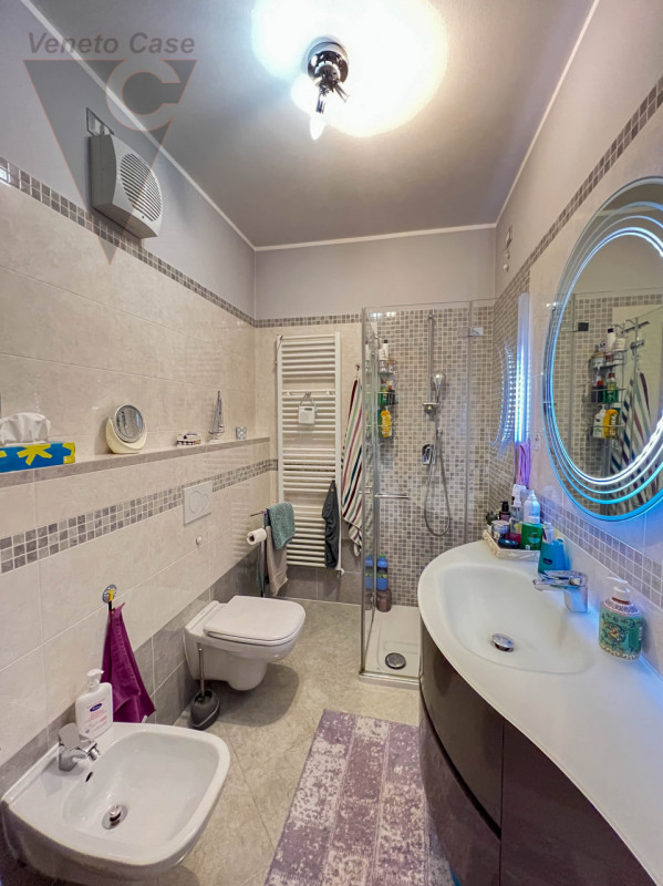 A Piovega di Piove di Sacco è in vendita una porzione di quadrifamiliare di recente costruzione s...