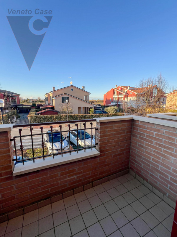 A Piovega di Piove di Sacco è in vendita una porzione di quadrifamiliare di recente costruzione s...