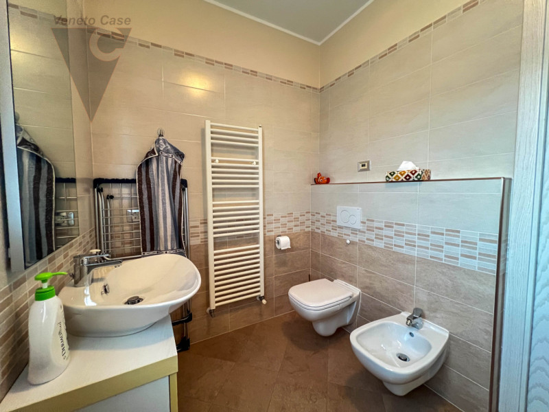 A Piovega di Piove di Sacco è in vendita una porzione di quadrifamiliare di recente costruzione s...