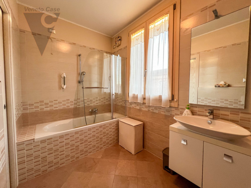 A Piovega di Piove di Sacco è in vendita una porzione di quadrifamiliare di recente costruzione s...