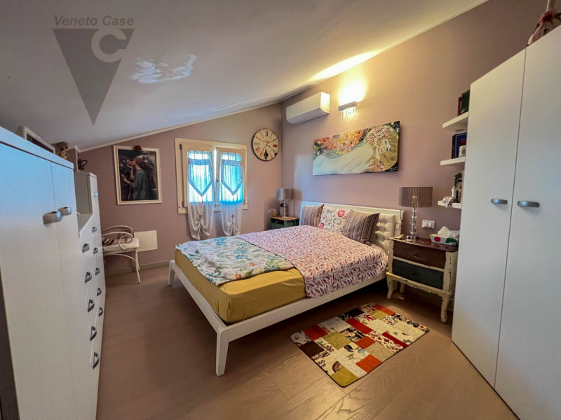 A Piovega di Piove di Sacco è in vendita una porzione di quadrifamiliare di recente costruzione s...