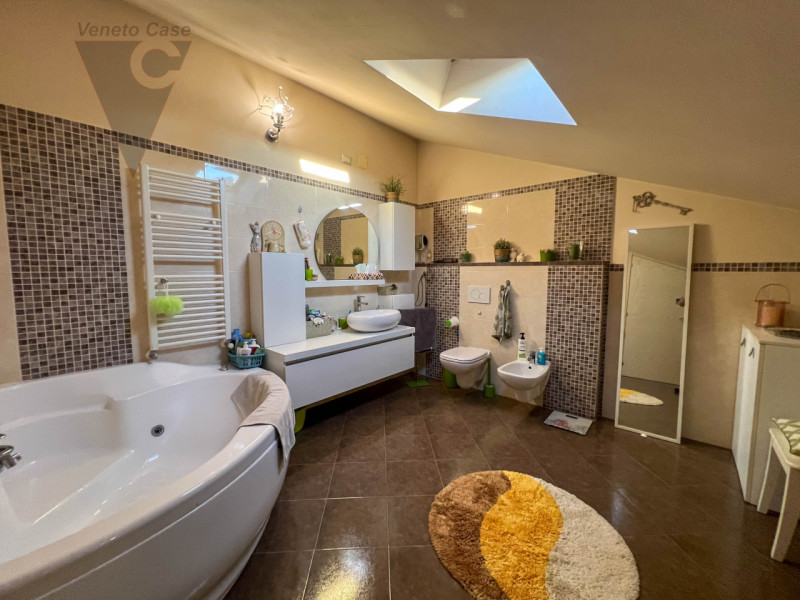 A Piovega di Piove di Sacco è in vendita una porzione di quadrifamiliare di recente costruzione s...