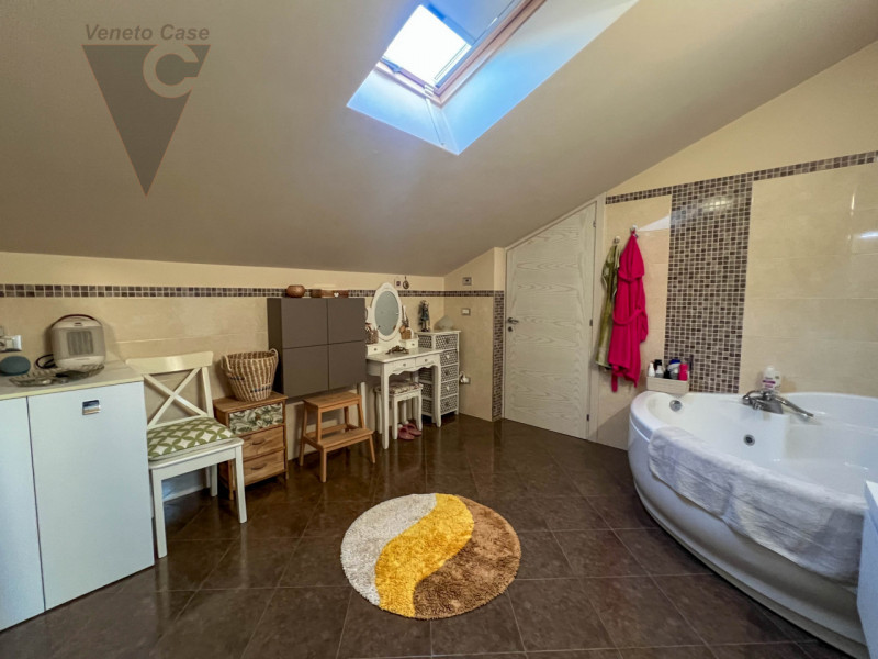 A Piovega di Piove di Sacco è in vendita una porzione di quadrifamiliare di recente costruzione s...