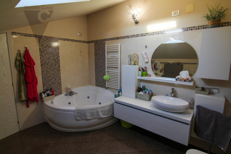 A Piovega di Piove di Sacco è in vendita una porzione di quadrifamiliare di recente costruzione s...