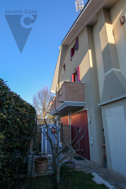 A Piovega di Piove di Sacco è in vendita una porzione di quadrifamiliare di recente costruzione s...