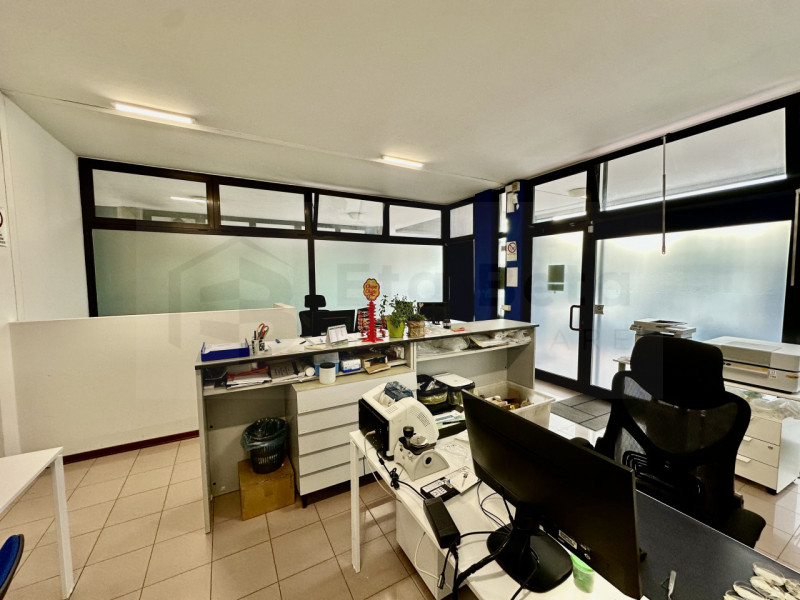 Nel centro pulsante di Limena, proponiamo in vendita un negozio spazioso e ben strutturato, ideal...