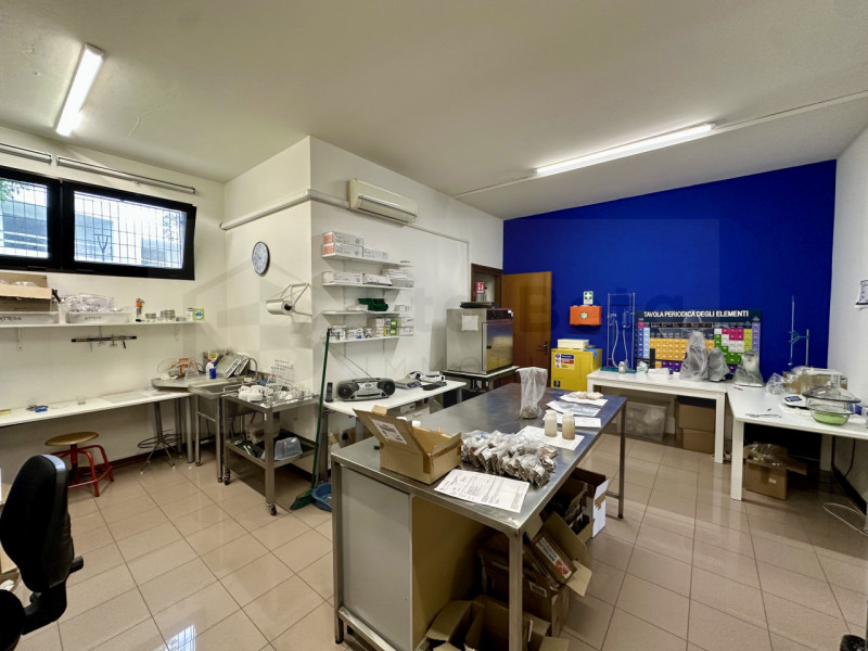 Nel centro pulsante di Limena, proponiamo in vendita un negozio spazioso e ben strutturato, ideal...