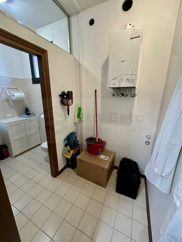 Nel centro pulsante di Limena, proponiamo in vendita un negozio spazioso e ben strutturato, ideal...