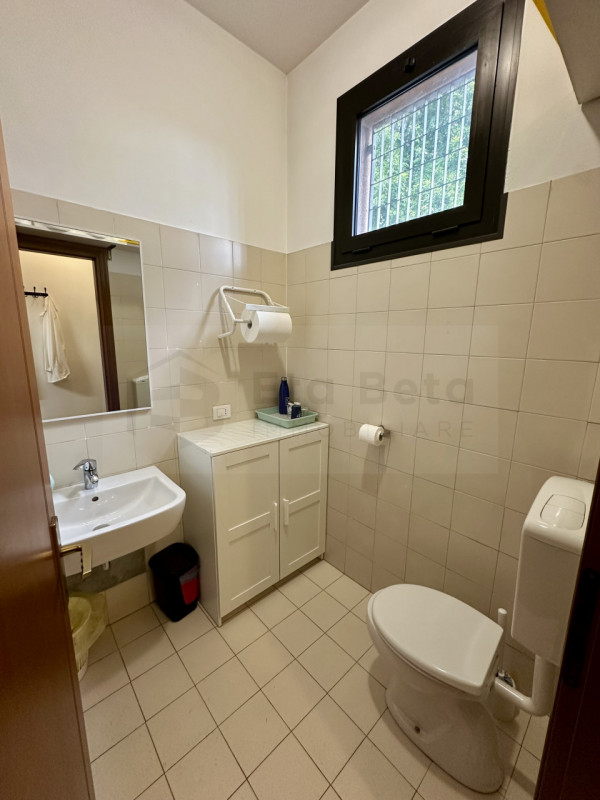 Nel centro pulsante di Limena, proponiamo in vendita un negozio spazioso e ben strutturato, ideal...