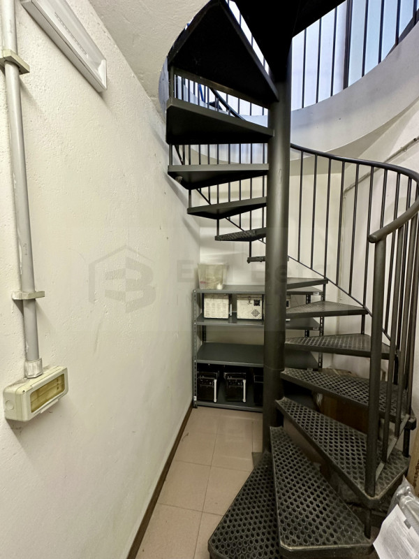 Nel centro pulsante di Limena, proponiamo in vendita un negozio spazioso e ben strutturato, ideal...