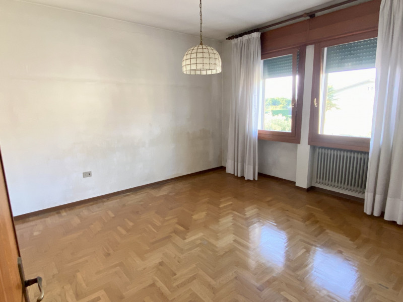 Inserita in un quartiere residenziale nel centro di Castelfranco V.to, proponiamo alla vendita un...