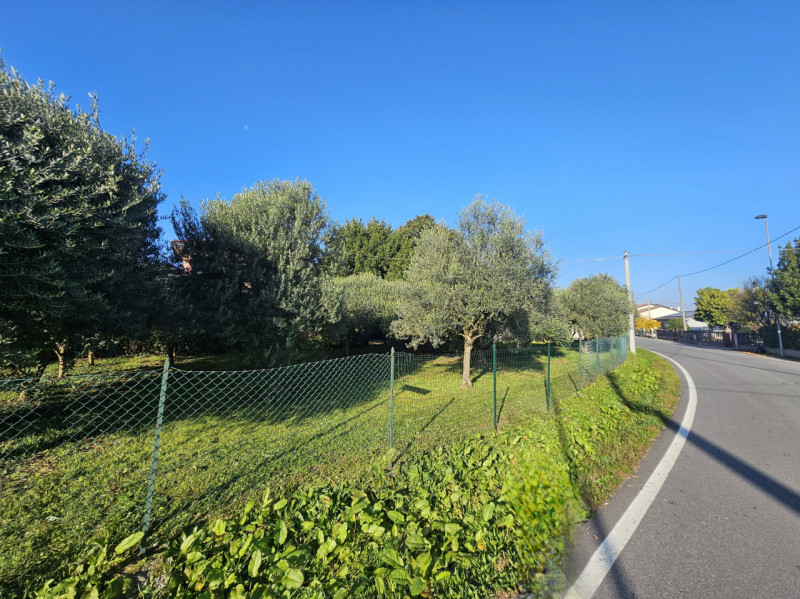 Stai cercando l'opportunità perfetta per costruire la casa dei tuoi sogni? Proponiamo in vendita ...