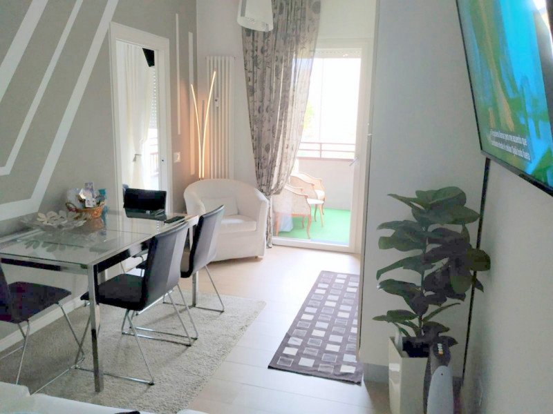 ELEGANTE BILOCALE ARREDATO ALLA STANGA CON OTTIMA RENDITA DI EURO 1.500 MENSILI €.170.000 rif.CL5...